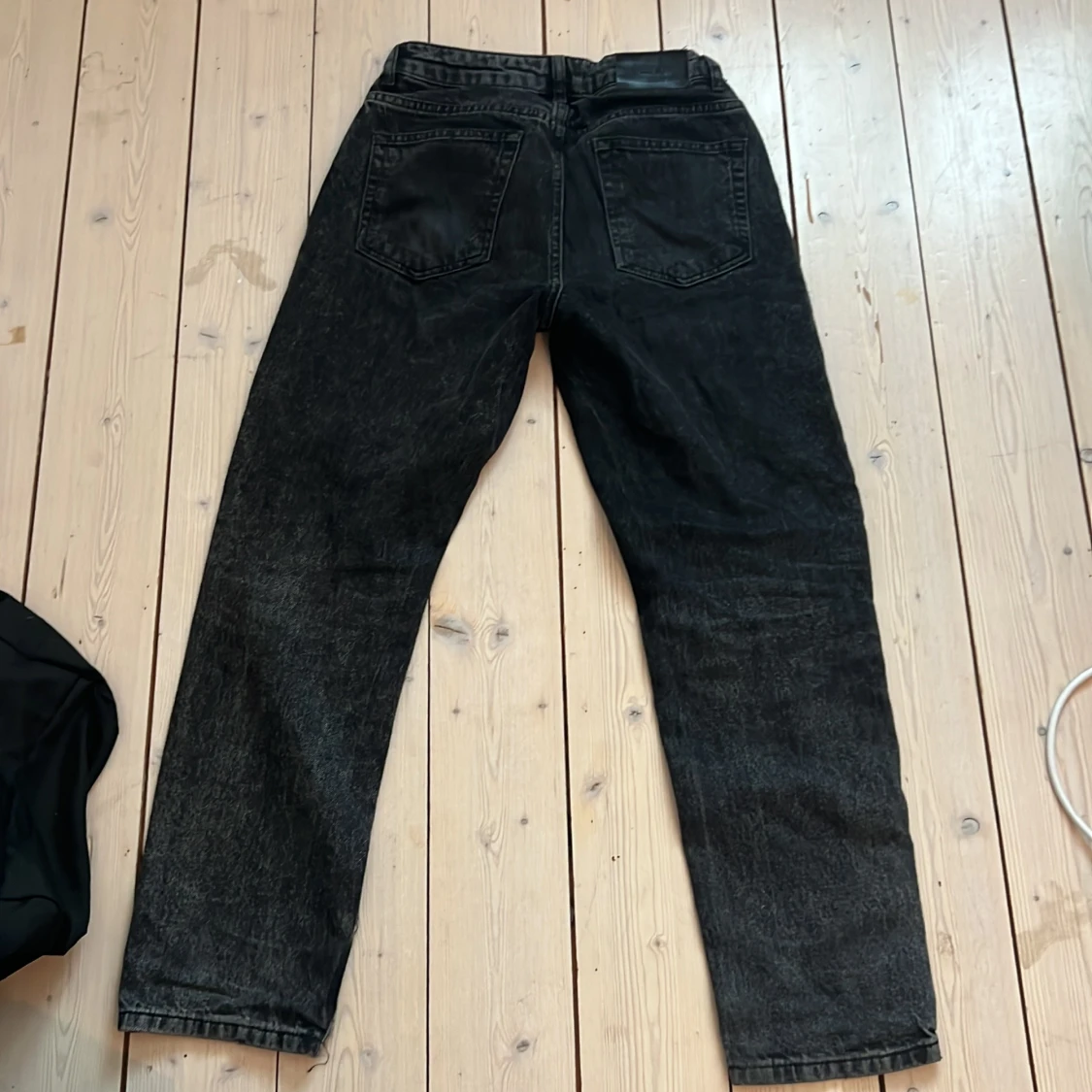 Svarta jeans från Grunt i rak modell - 2