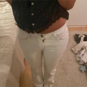 Vita Replay low waist vita jeans - Säljer ett par vita jeans från Replay med klassisk femficksdesign och bootcut ben. Jeansen har normal midja och tydliga Replay-detaljer på bakfickan. Perfekta för dig som gillar stilrena och fräscha byxor. Super snygga i midjan. Köpte de precis här på plick men passa tyvärr inte i längden på mig.