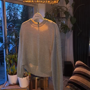  stickad tröja Divided - Superfin beige  stickad tröja från Divided. Tröjan har rund halsringning, långa ärmar och en lite loose passform. Perfekt för dig som vill ha en enkel men ändå extra touch på outfiten.