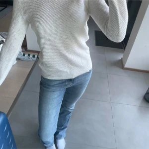 Vit stickad tröja  - Säljer en vit stickad tröja från Vila i storlek XS. Tröjan har en snygg strukturstickning, rund halsringning och långa ärmar. Perfekt att matcha med jeans för en clean och fräsch look.