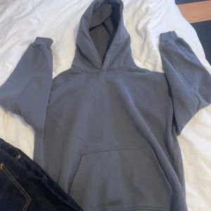 Grå hoodie från Originals - Snygg och skön hoodie