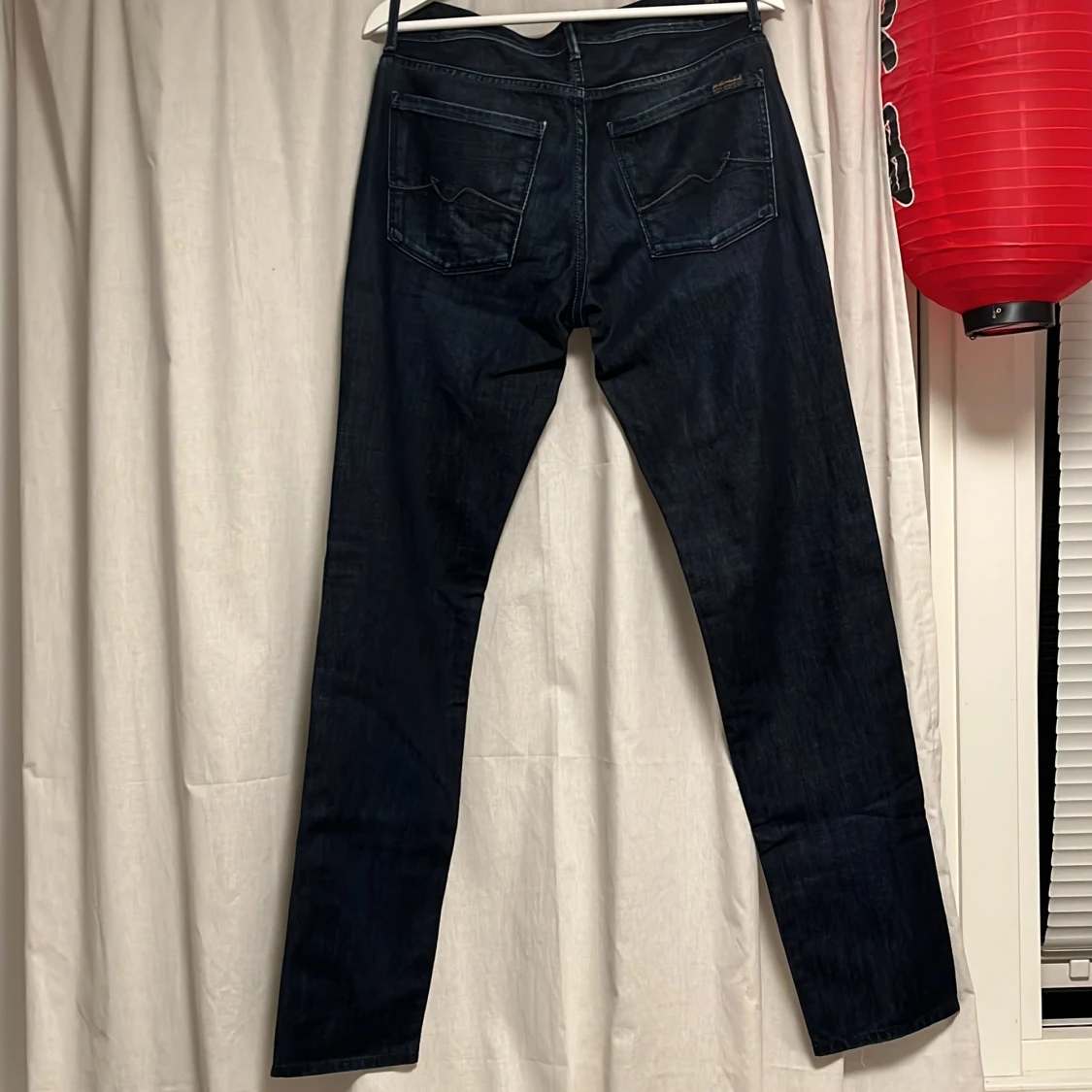 Mörkblå slim jeans från 7 For All Mankind - 1