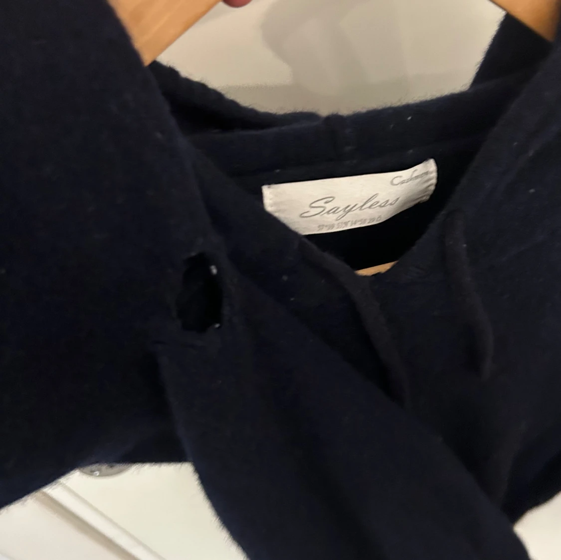 Mörkblå hoodie från Sayless - 1