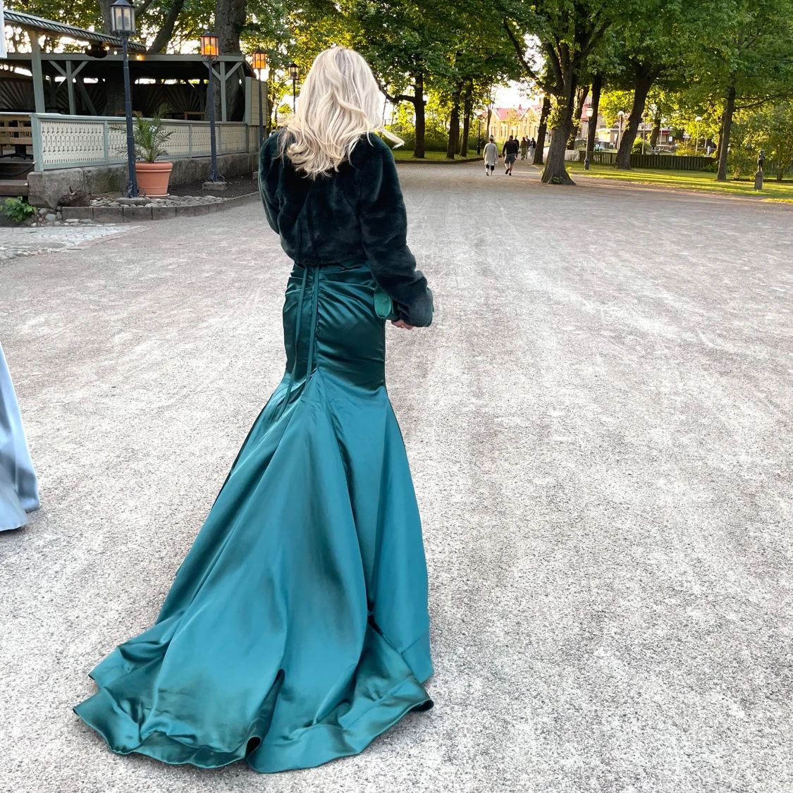 Grön långklänning med spets och slits - 1