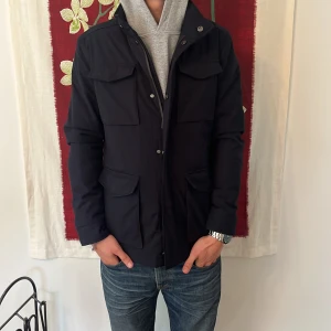 Massimo Dutti Fieldjacket: S - Säljer en riktigt fin Fieldjacket ifrån Massimo Dutti. Jackan är i perfekt skick. Jackan är även fodrad vilket gör den till en perfekt höst, vinter och vårjacka. Den är i storlek S och sitter som S. Jackan har även en utfällbar luva vid kragen baktill👍Tveka inte på att höra av er vid eventuella funderingar☺️