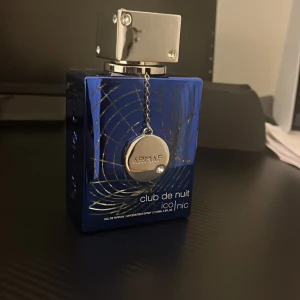 Armaf Club de Nuit Iconic EdP - Stilren och modern parfym från Armaf, Club de Nuit Iconic. Flaskan rymmer 105 ml Eau de Parfum. Perfekt för dig som vill sticka ut med en ikonisk doft och snygg design.