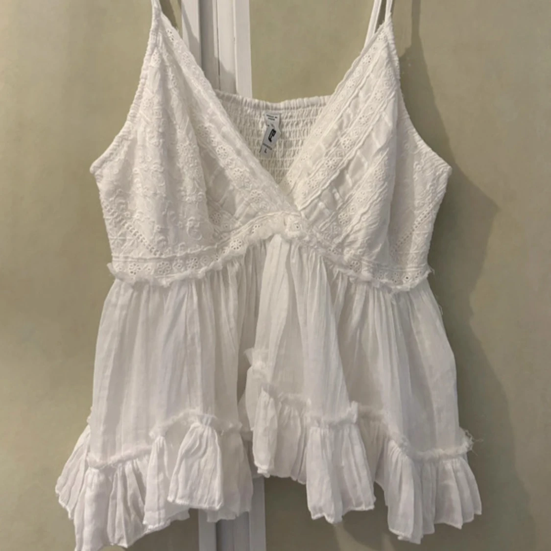 Vit linne topp volanger coquette boho chic spets blommor spetslinne milkmaid babydoll detaljer