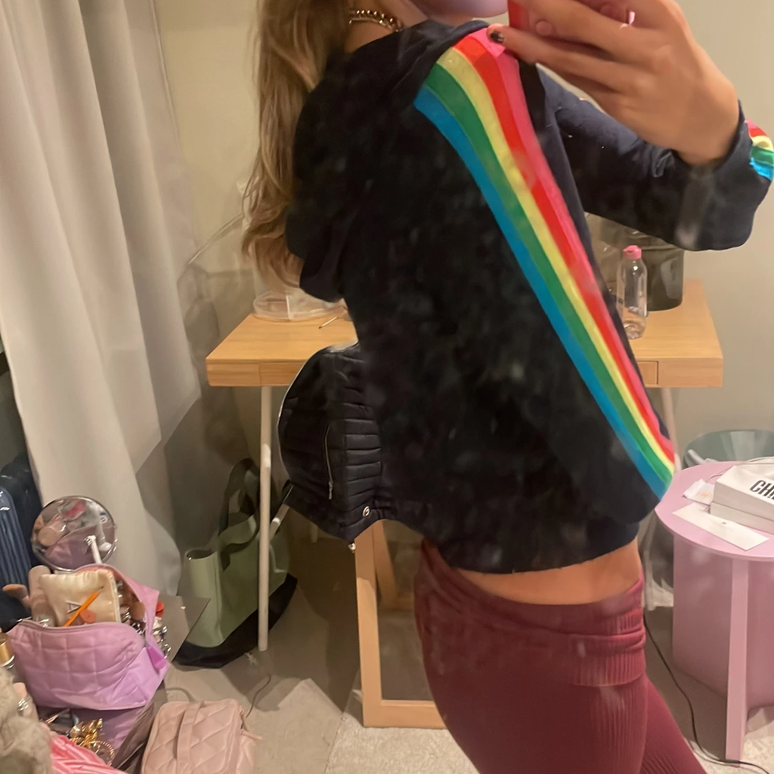 Mörk blå hoodie med regnbågsränder - 3