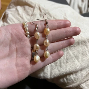 Örhängen,sötvattenspärlor  - Äkta sötvattens pärlor. Kolla gärna in mina andra smycken jag gjort🥰 Jag samfraktar även allt ni vill ha. Skriv till mig vid frågor eller bilder