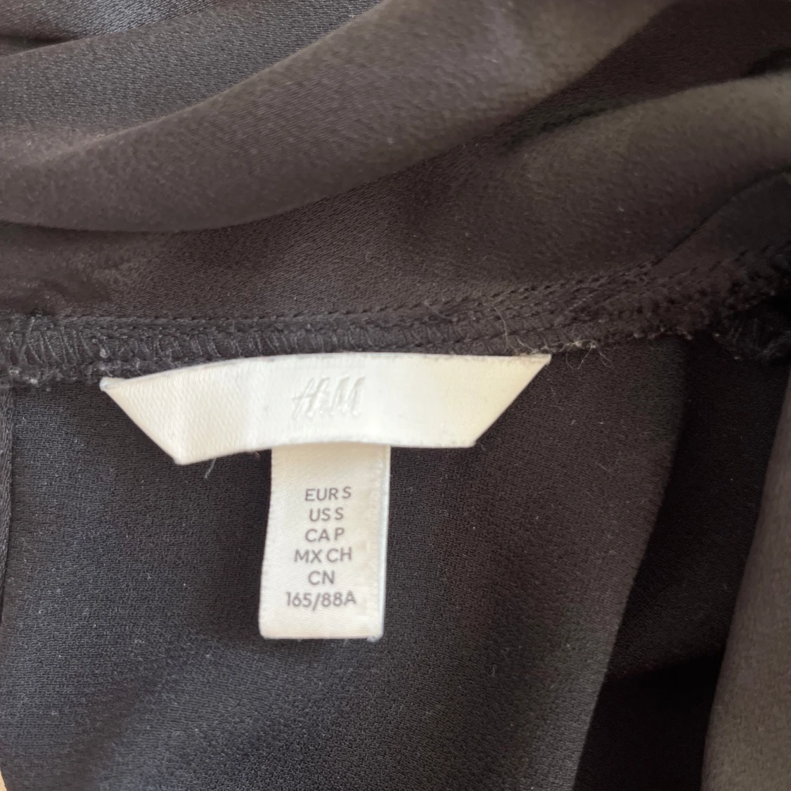 Svart blus med omlotthals  från H&M - 2