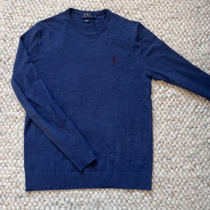 ✅Blå stickad tröja från Polo Ralph Lauren🙌🤩 - Mörkblå stickad tröja från Polo Ralph Lauren i slim fit med stretch. Tröjan är i storlek S och säljs för ett rikigt billigt pris 🙌🤩