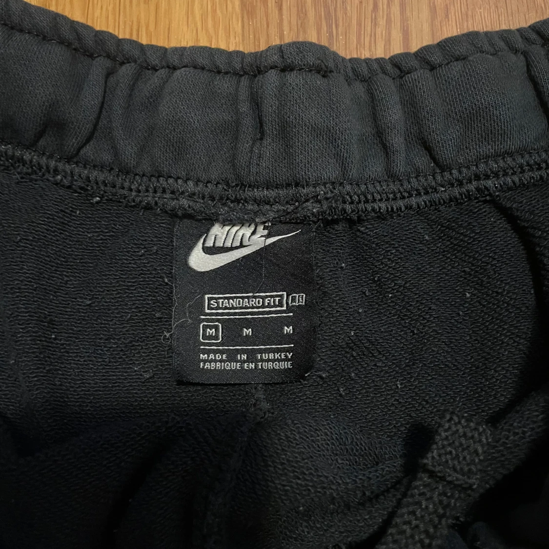 Svart Nike t-shirt med grön logga - 4