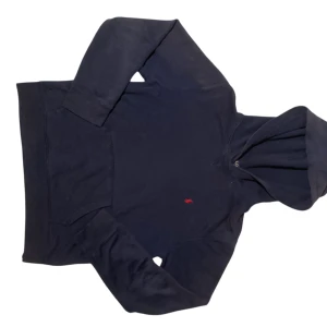 Mörkblå hoodie från Polo Ralph Lauren - Snygg mörkblå hoodie från Polo Ralph Lauren med klassisk röd broderad logga på bröstet. Tröjan har huva och långa ärmar, perfekt för en chill och stilren look. Tillverkad i mjuk bomull för extra komfort. Tveka inte på att komma med frågor eller prisförslag 🟦🟥