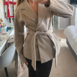 Veromoda kappa - Ny med prislapp!! Så snygg kappa men har inte kommit till användning 