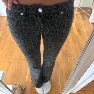 Low waist jeans - Så coola säljer enbart på grund av att de är lite lite korta!!! Är 173 lång🥰🥰❤️LAPPEN KVAR!!!