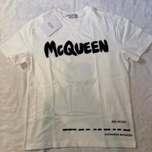 Alexander McQueen t shirt - Vit t shirt från Alexander McQueen i toppskick. Tagen hänger kvar till och med. 🔥🔥🔥Storleken är M och passar bra på modellen som är 179 65kg. Skickar eller möts upp i Sthlm 
