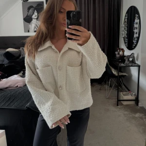 Vit kort jacka ifrån H&M🤍 - Kort jacka med silver knappar🤍Storleken är XL men jag har s och den passar mig perfekt (Köp fler än ett plagg ifrån mig och få rabatt)