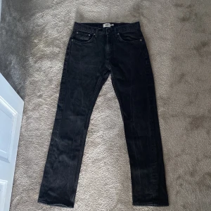 Svarta jeansbyxor från 157, W30 L32 - Svarta jeansbyxor från 157 med klassisk femficksdesign och raka ben. Byxorna är i modellen ”New Classic”