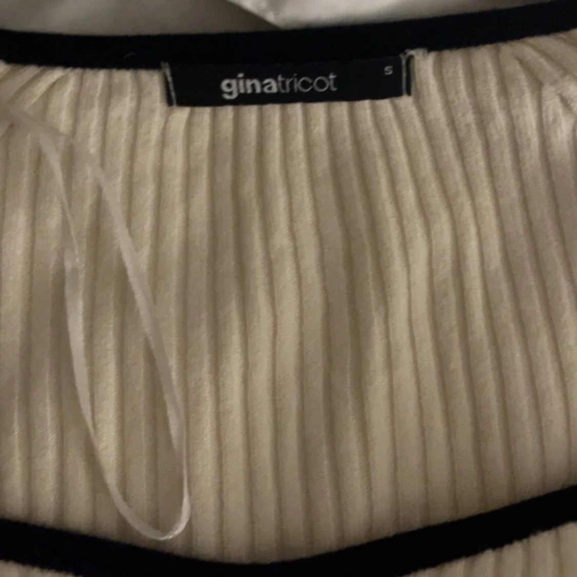 Vit ribbad tröja från Gina Tricot - 3