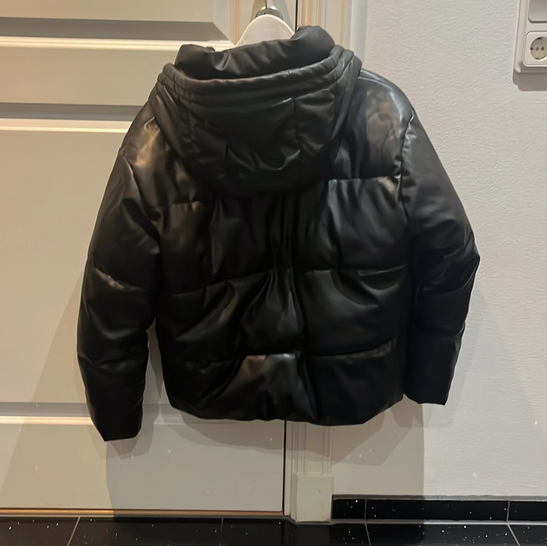 Svart pufferjacka i skinnimitation Zara - 1