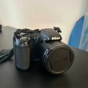 Nikon Coolpix L330 - Säljer min Nikon Coolpix L330. Kameran fungerar utmärkt och har batteri i sig, men inget minneskort medföljer. Perfekt för dig som vill börja fotografera direkt eller redan har ett eget minneskort. 
