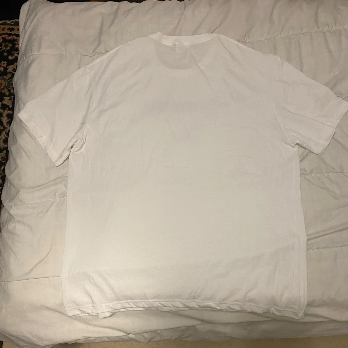 Vit Burberry t-shirt med svart/blått tryck - 1