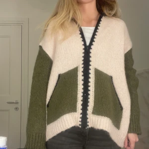 Stickad kofta från Zara i grönt och beige - Supermysig stickad kofta från Zara! Köpt förra året och är sparsamt använd. I storlek M, men passar även mindre storlekar. Jag som har vanligtvis storlek S men jag gillar att den är lite oversized! 