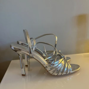 Klackar  - Använde dessa klackar på balen men säljer nu då jag inte har användning för de längre❤️‍🩹superfina med knytning runt fotleden🤩perfekta till balen eller nyår🤍