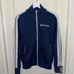 Palm angels tröja  - Säljer blå Palm angels tröja då den inte används längre. Storlek M köpt på Farfetch. 