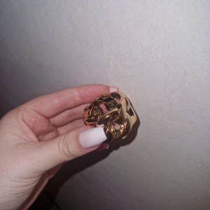 Volym till hår - Man placerar den under håret när man har en uppsättning för att skapa extra volym/fylligare frisyr. Kan även användas för att skapa 60tals stil 