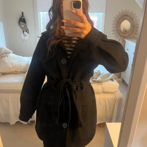 Kappa med knyte - Fin medellång kappa med knyte🤍perfekt till hösten och vintern! Bara använd ett fåtal gånger🤗