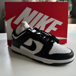Nike panda dunks (storlek 44) - Helt nya och aldrig använda. Skickas med originalförpackningen. Ställ gärna frågor😊