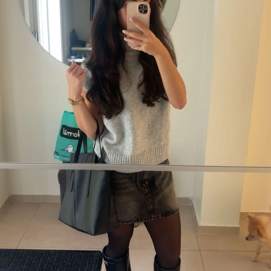 Grå ärmlös polotröja i stickat