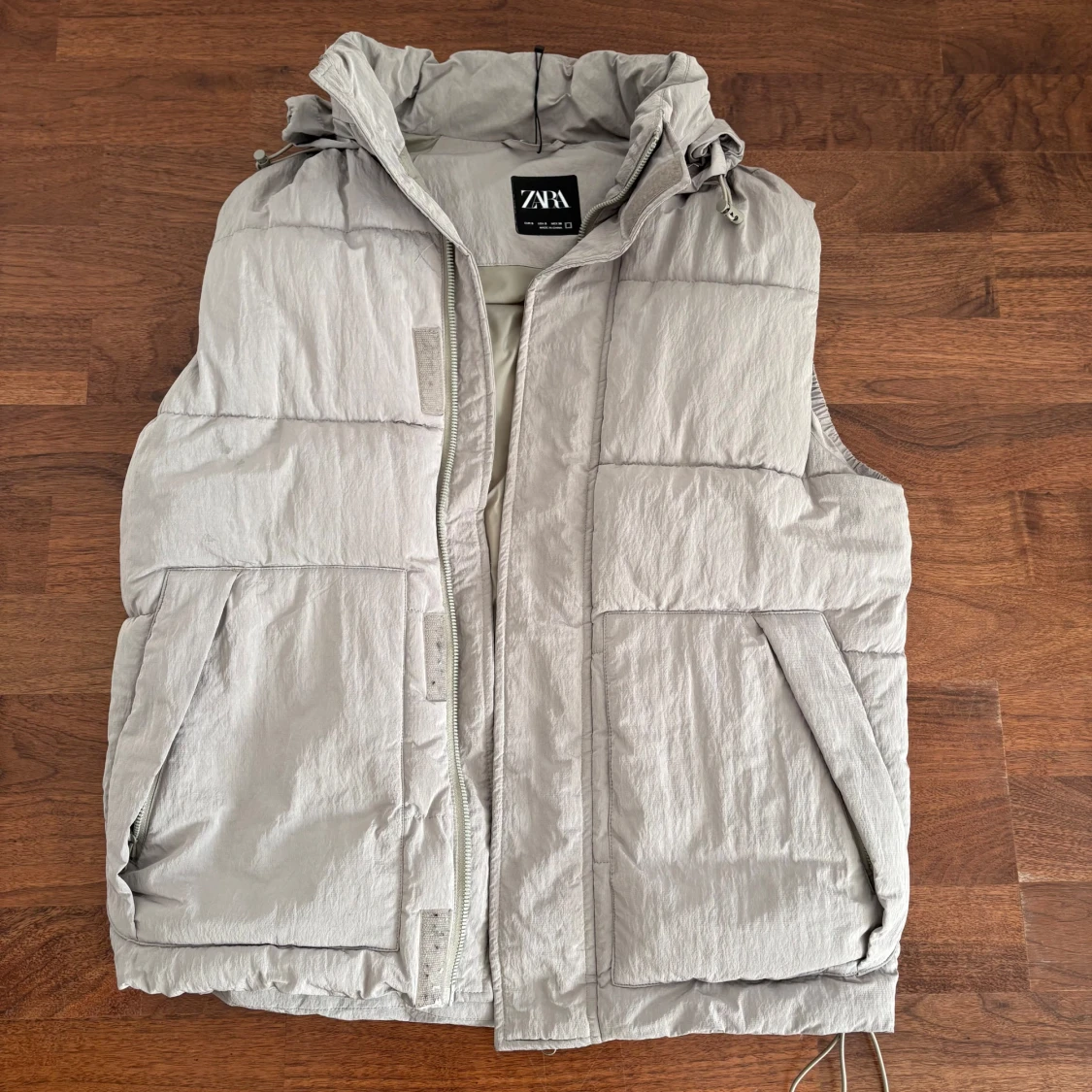 Ljusgrå dunväst från Zara