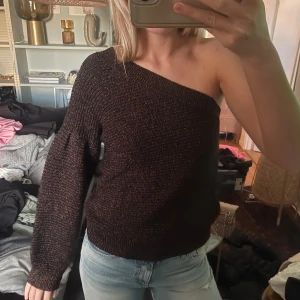 One shoulder topp med glitter  - One shoulder topp från mango storlek m