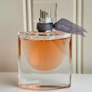 Lancome La Vie Est Belle EdP 30 ml - Den ikoniska parfymen La vie est Belle från Lancôme med en söt och fruktig vibe. 30 ml. Enbart testad ett fåtal gånger. Givetvis förvarad mörkt och svalt. 