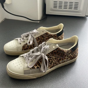 Premiata skor - Jättesnygga leopardmönstrade premiataskor i jättebra skick. Endast använda fåtal gånger.  Storlek 39.