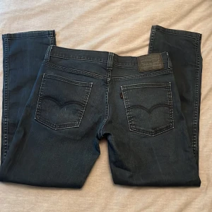 Levi's 511 slim tapered mörkblå jeans - Säljer ett par Levi's 511 jeans i mörkblå tvätt. Klassisk femficksmodell med slim passform och normal midja. Inga defekter. Hör av er vid frågor 🙌