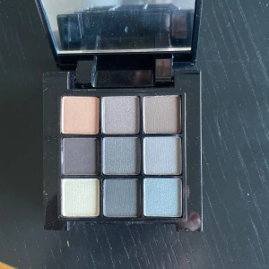 Pallet  - Ögonskuggs pallete med färger silver brunt rosé och Beige finns även 2 stycken läppglans var av en är testad 1 gång 