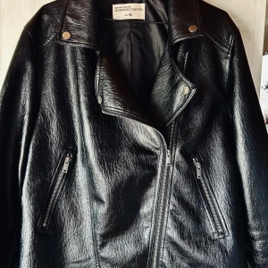 Snygg bikerjacka från MyWear! - Snygg bikerjacka med fickor fram, dragkedja och klassiska detaljer i storlek XL (44-46) från MyWear. Ofodrad men i robust material så perfekt mellansäsongsjacka. I skick som ny.