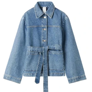 Snygg jeansjackan  - Säljer min super snygga jeansjacka med knyte ifrån Carin Wester. Nypris 800kr. Använt fåtal gånger så är i jätte bra skick. Skriv för fler frågor🩷 jag använder strl s/xs och sitter inte konstigt på mig men passar även större