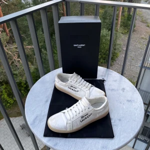 Saint Laurent - vita skor - Säljer ett par Saint Laurent skor🙌🏻| Storlek 42 | Skick 8.5/10🔥- använda nån månad | Allt og ingår - box, dashbag | Skriv vid minsta fundering 💭|