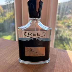 Creed Aventus parfym - Creed Aventus är en lyxig parfym med en unik blandning av prestigefyllda och sällsynta essenser. Innehåller infusioner av ambergris, vanilj och andra naturliga ingredienser. Perfekt för dig som vill sticka ut med stil. HELT NY. Sendes fra Norge