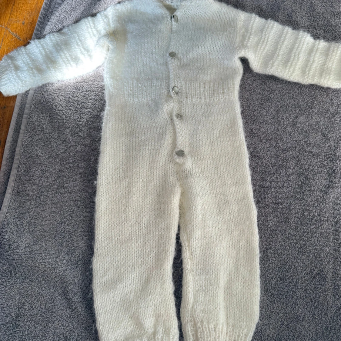 Vit stickad byxdress med huva