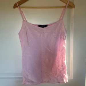 Rosa broderat linne - Sött ljusrosa linne från Collection Debenhams med tunna axelband och broderade blommor över hela tyget. 