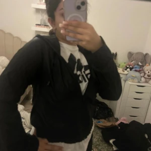 Svart vindjacka från Gina Tricot - Svart vindjacka från Gina Tricot i storlek 34. Jackan har huva, dragkedja framtill och är långärmad. Enkel och stilren design som passar perfekt till lager-på-lager. Materialet är lätt och smidigt, perfekt för blåsiga dagar.