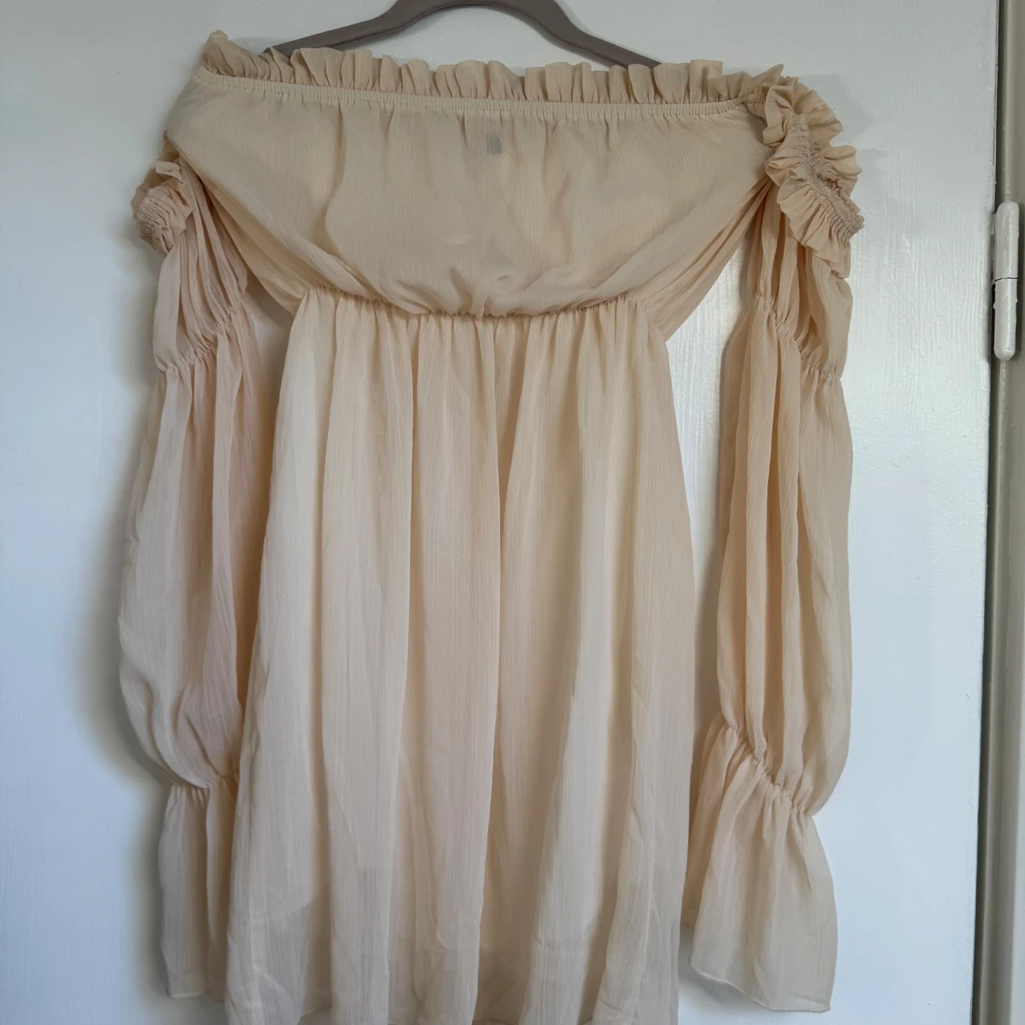 Beige offshoulder klänning med volang
