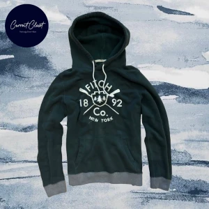 Mörkgrön hoodie Abercrombie & Fitch - Mörkgrön hoodie från Abercrombie & Fitch med broderad logga och text på bröstet | Size M | Längd: 67cm Axelbredd: 40cm | Vintage men pris går och diskutera!