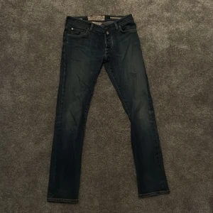 Jacob cohen jeans - Sköna Jacob cohen jeans! Storlek 34 med mycket stretch! Jeansen har inga synliga defekter så ser ut som nya!