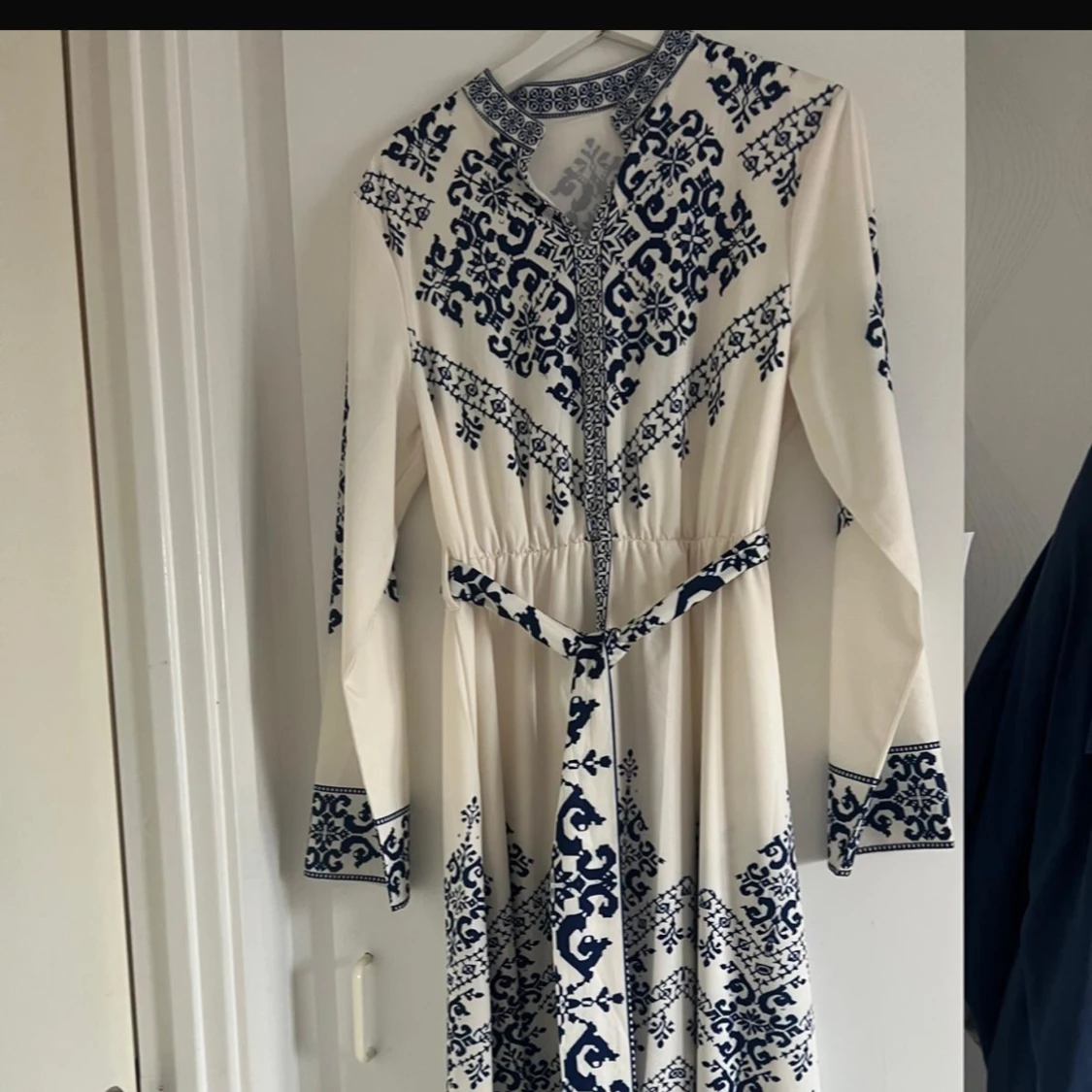 Vit och blå långklänning med mönster